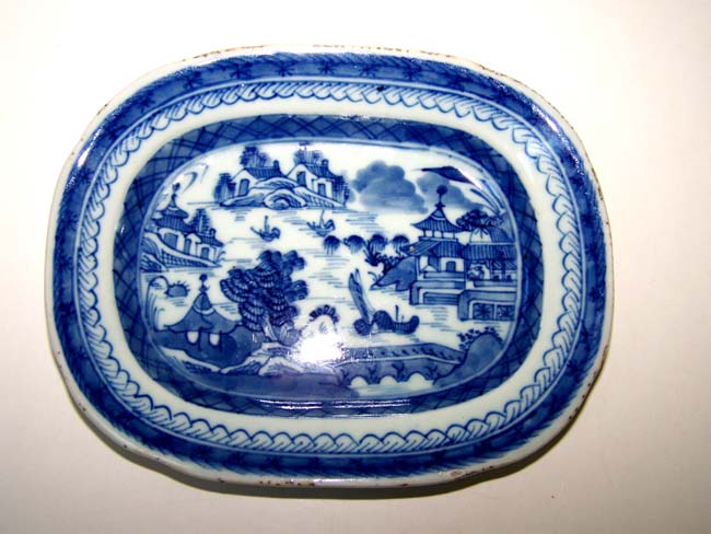 A small early 19th century Chinese Export Porcelain 'Canton' Covered Tureen with Undertray.  — image 3